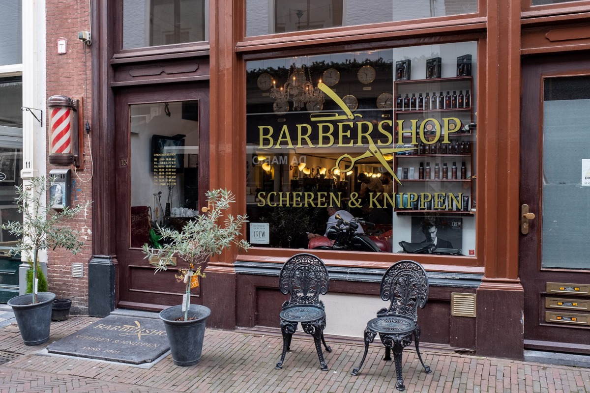 Sherwany Barbershop — gevel met gouden letters en barber pole aan de Grote Overstraat in Deventer